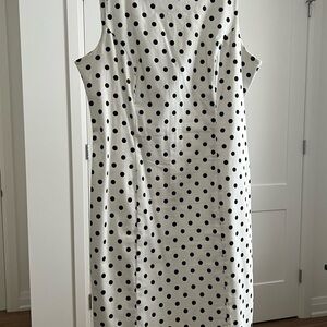 Elegant Black and White V-Neck Sheath Midi Dress
